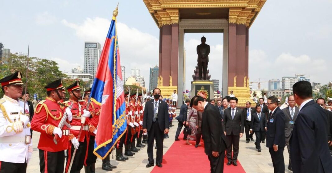 President Thongloun Lays Wreaths During Phnom Penh Visit