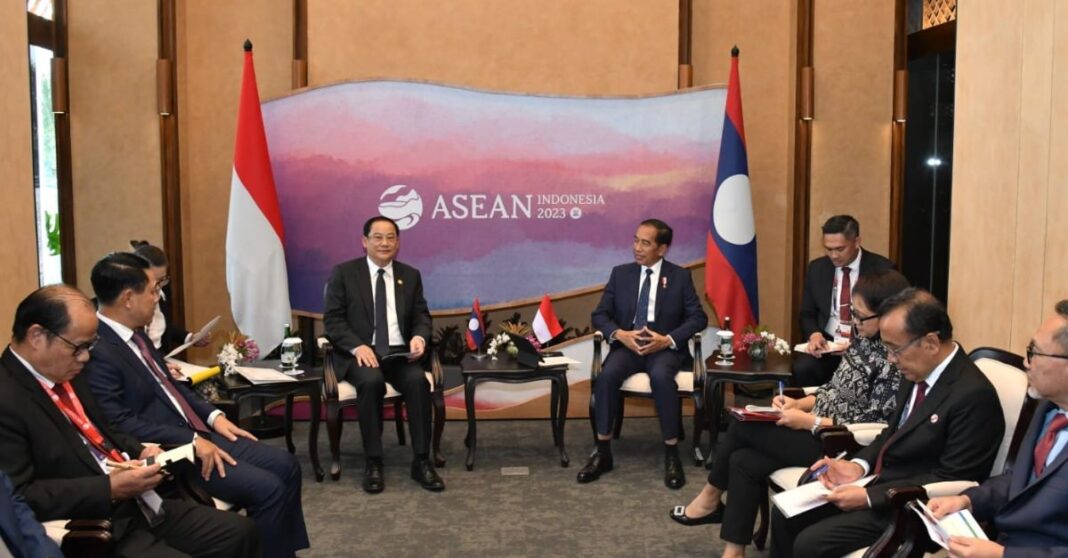 Lao Prime Minister Attends 42nd ASEAN Meeting