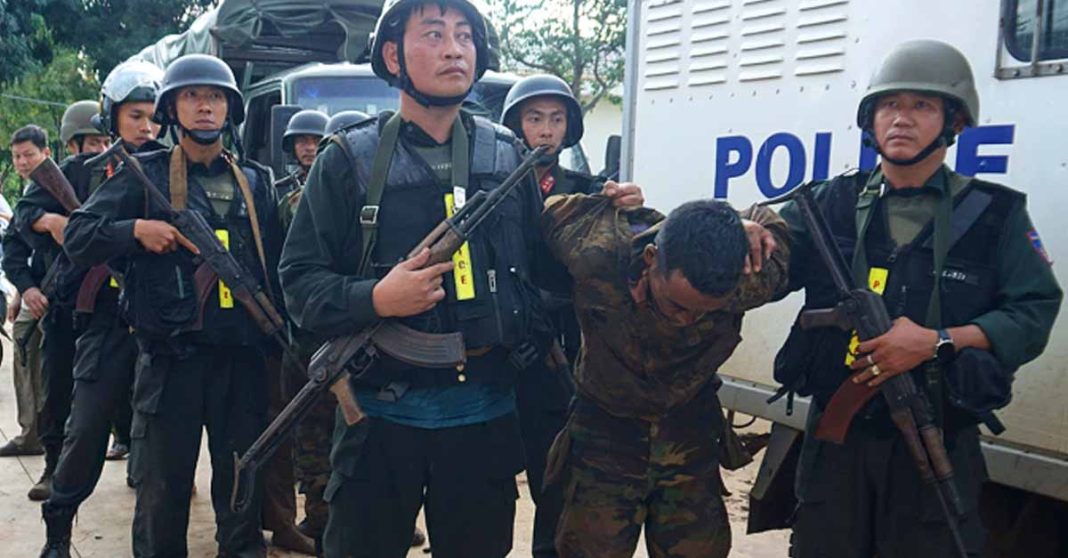 Hundreds of officers with the Central Highlands' mobile police forces are divided into groups to hunt down those responsible for attacks on Dak Lak Province's government offices, June 2023 (Photo: VnExpress/Nguyen Hang)