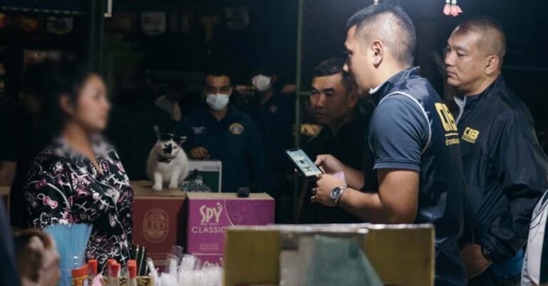 Thailand's Anti-Trafficking in Persons Division (ATPD) confront a Lao national charged with human trafficking photo: MGR Online)