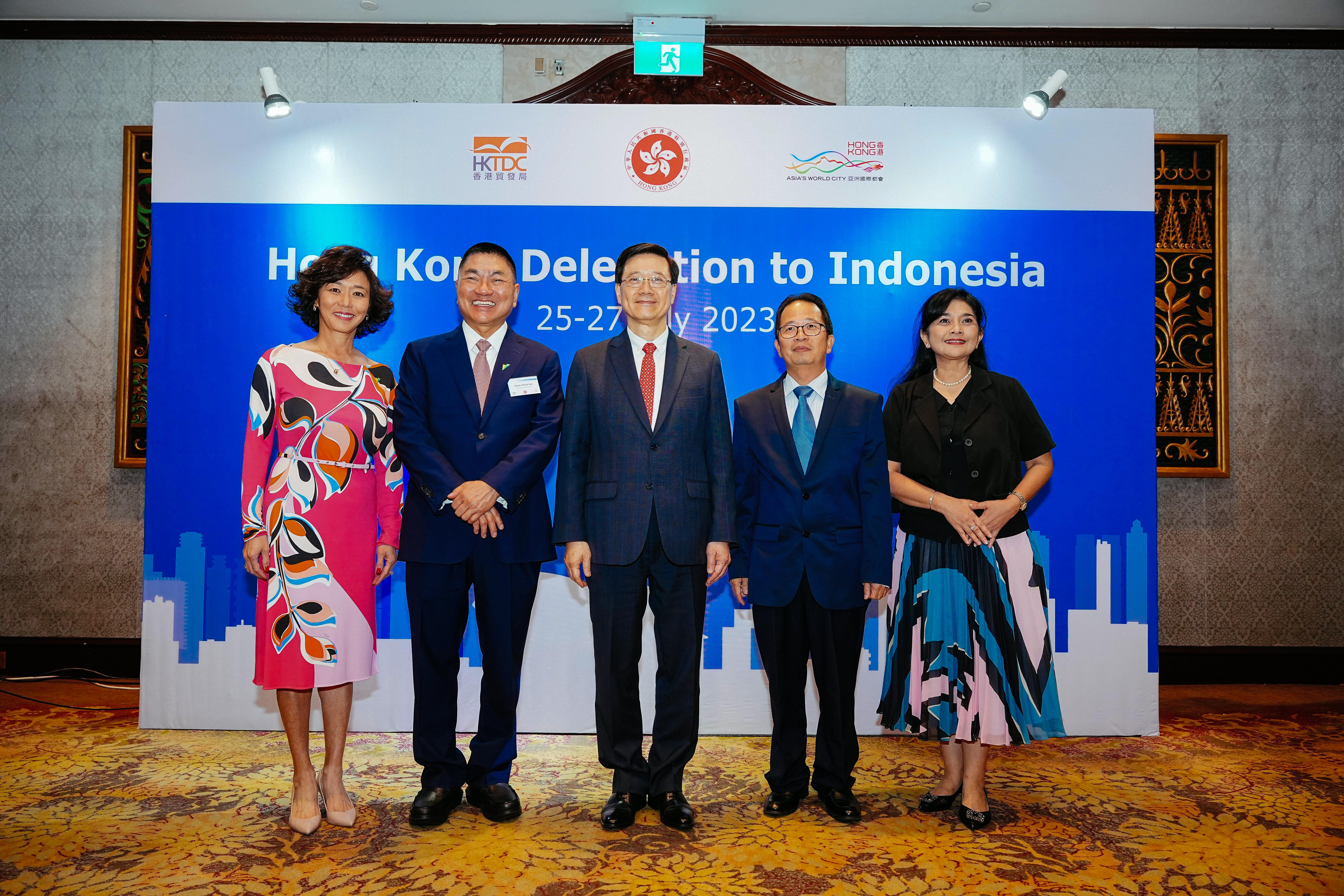 The Chief Executive, Mr John Lee (centre), together with Dato’ Seri Cheah Cheng Hye, Co-chairman and Co-CIO of Value Partners (left two), Ms June Wong, CEO of Value Partners (left one), Mr Rudy Utomo, President Director, Aldiracita Sekuritas (right two) and Mrs Reita Farianti, President Director, Star Asset Management (right one)