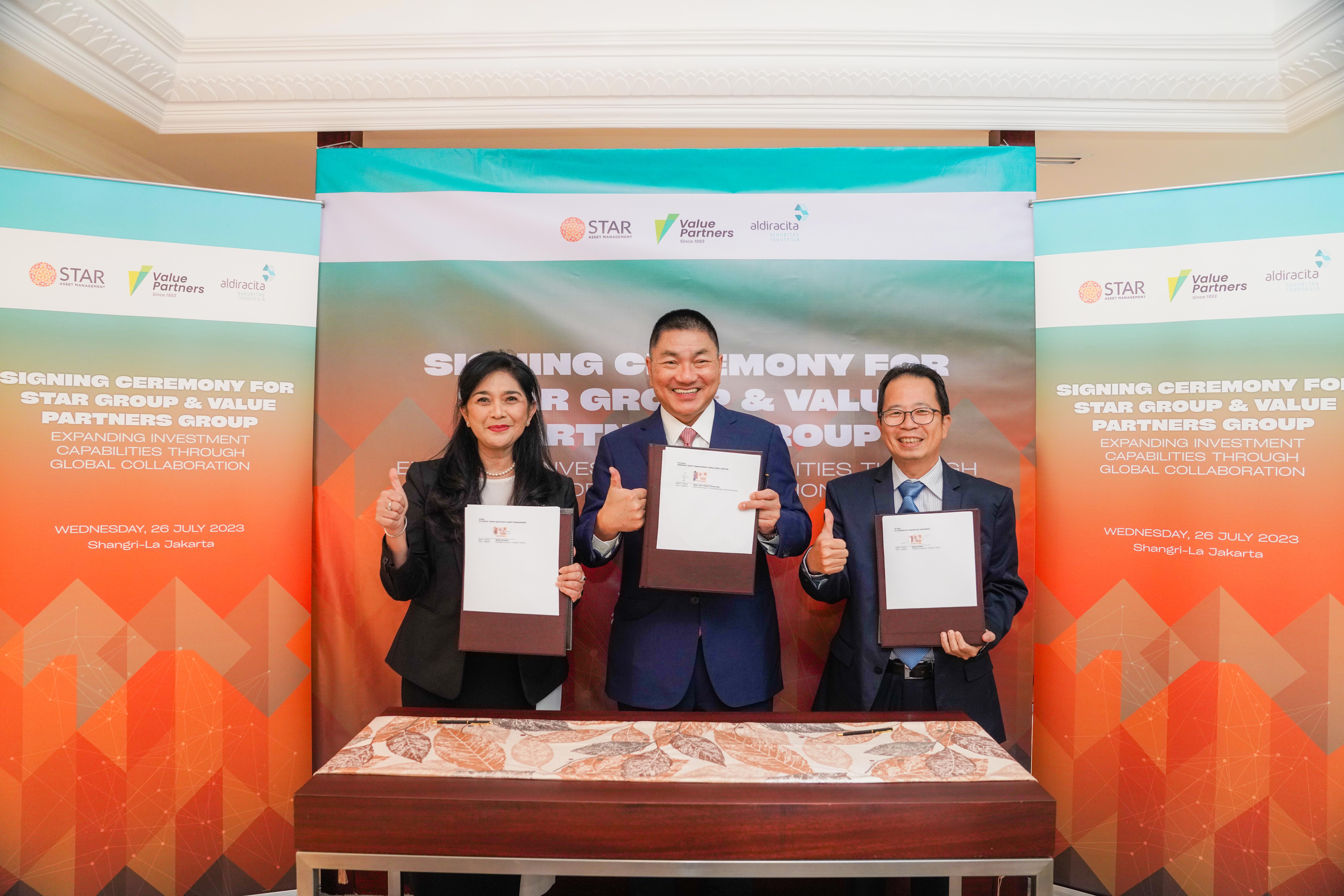 Dato’ Seri Cheah Cheng Hye, Co-chairman and Co-CIO of Value Partners (centre), together with Mrs Reita Farianti, President Director, Star Asset Management (left), and Mr Rudy Utomo, President Director, Aldiracita Sekuritas (right)