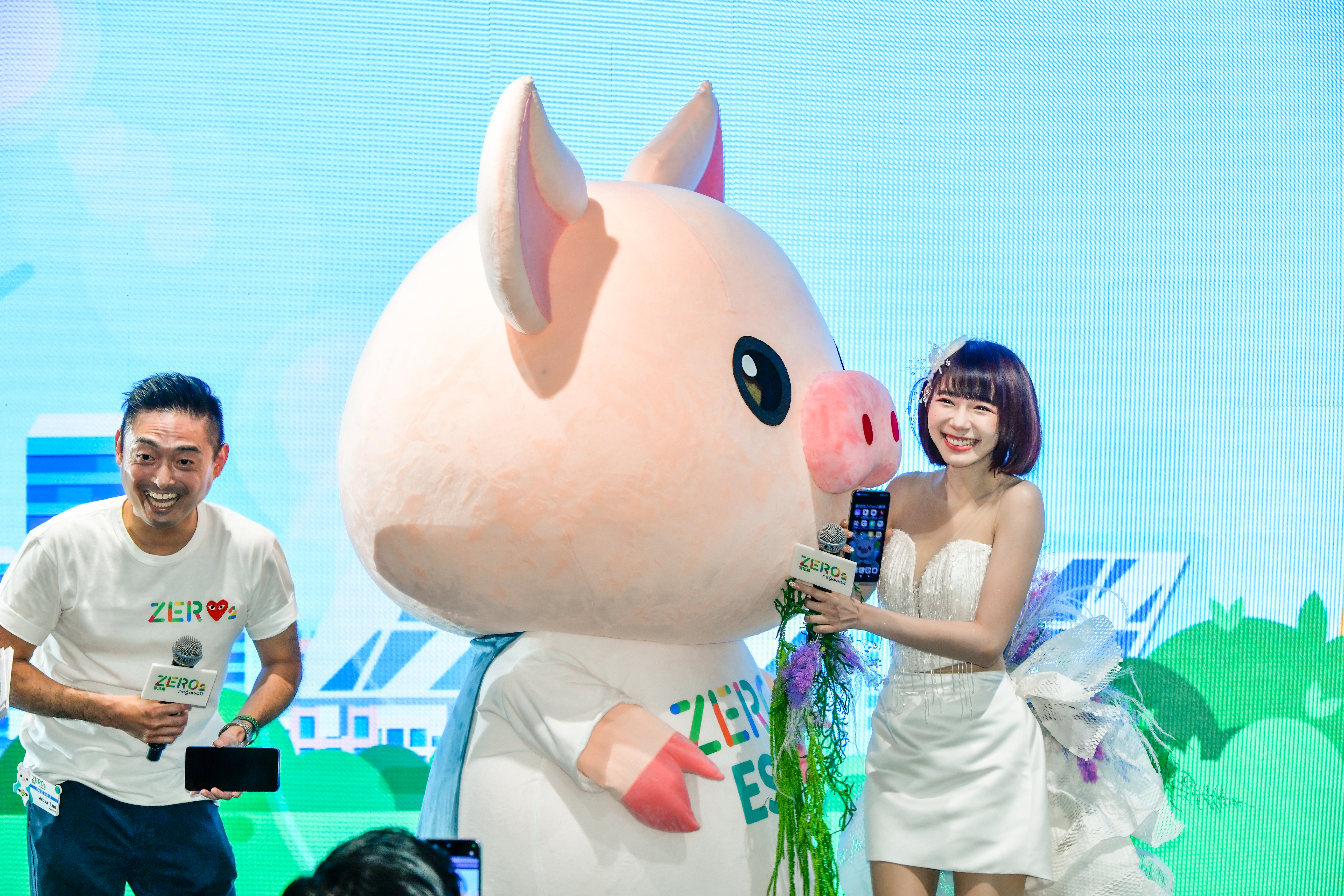 The endearing mascot of Zero2 “ES Pig” steals a kiss from his new “bride” Lin Min Chen