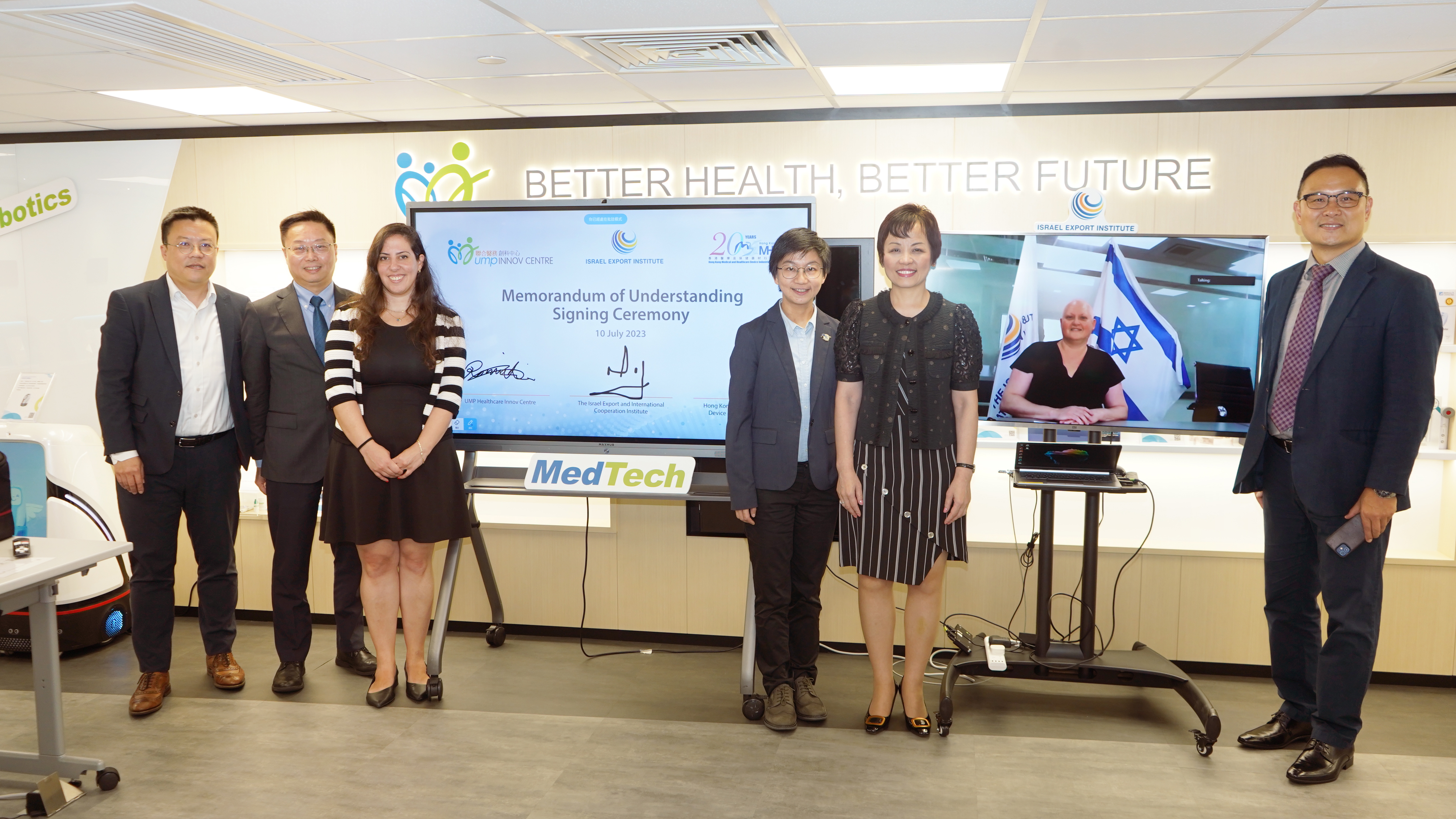 Group photo after signing MOU with UMP Healthcare Innov Centre, HKMHDIA and IEICI
