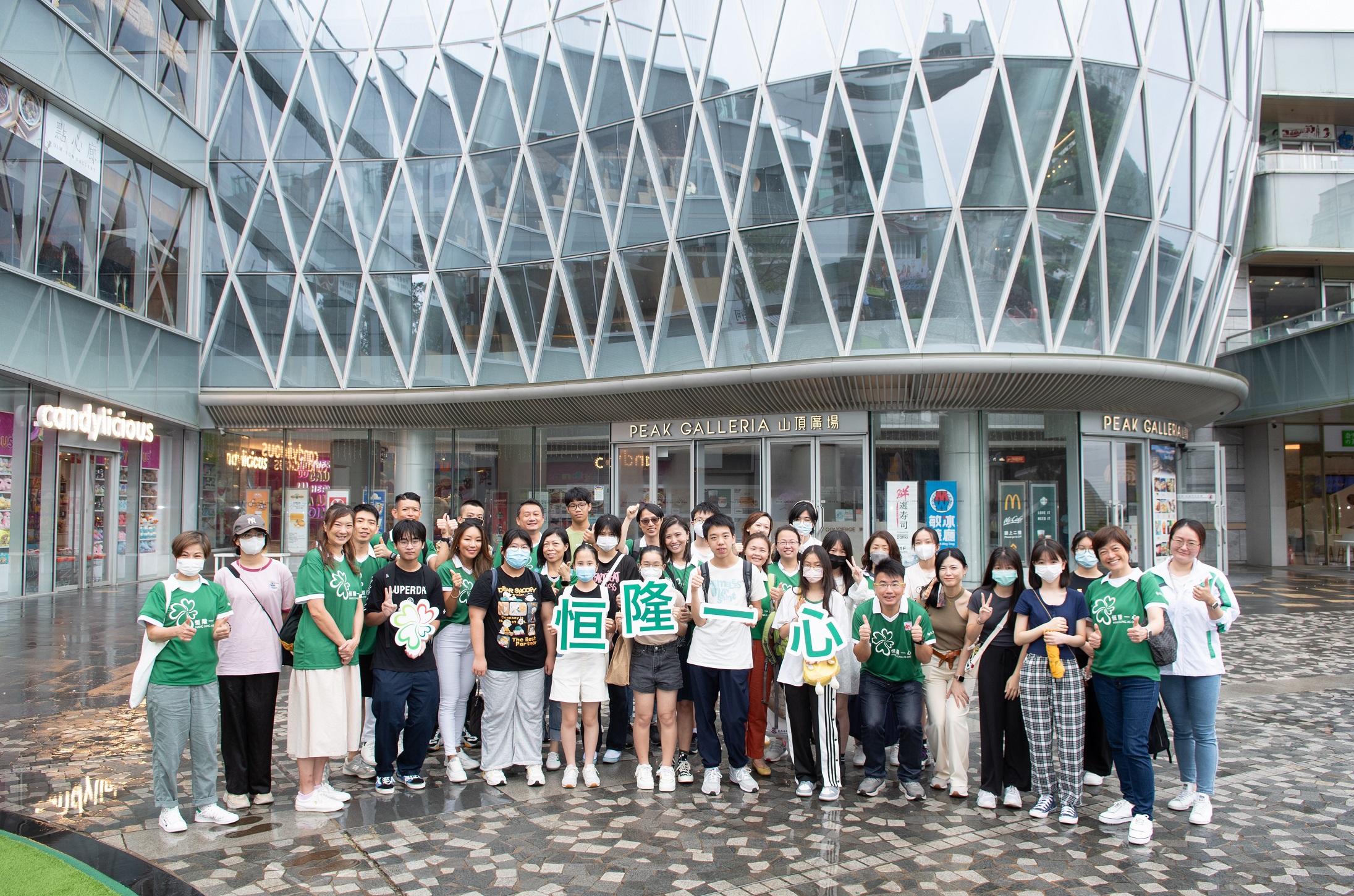 Mentees of the Strive and Rise Programme and mentors from the Hang Lung As One Volunteer Team visit Peak Galleria to learn about the daily operations of the mall, providing mentees valuable insights into the world of work