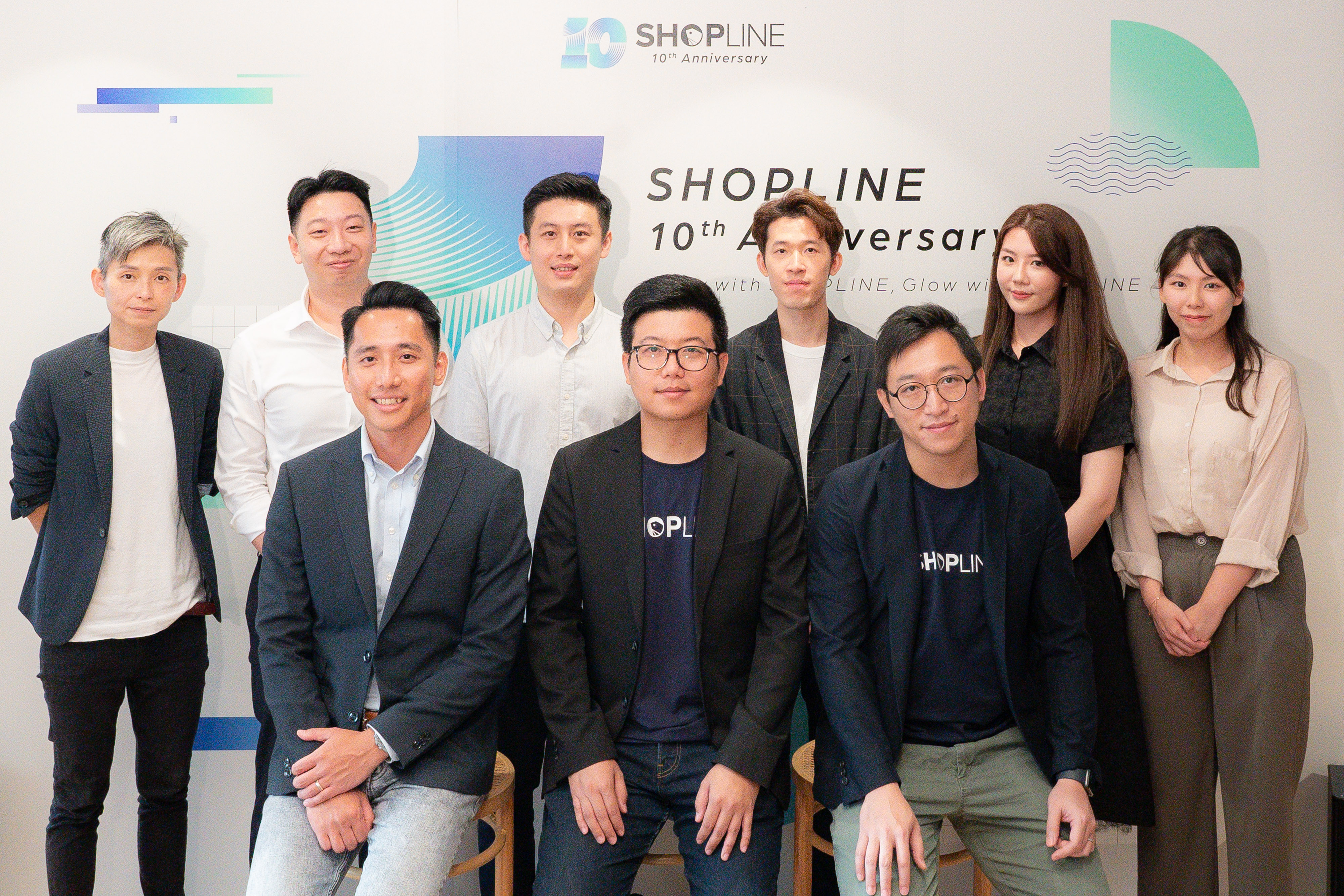 Nick Gao, General Manager of SHOPLINE Hong Kong (front row, second from left), took a group photo with guests who attended the New Retail industry networking event.