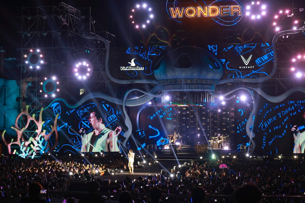 The awe-inspiring 8Wonder stage, adorned with the elegance of jellyfish and corals.