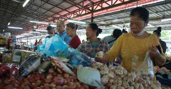 Lao Households Struggle to Make Ends Meet Amid Economic Woes