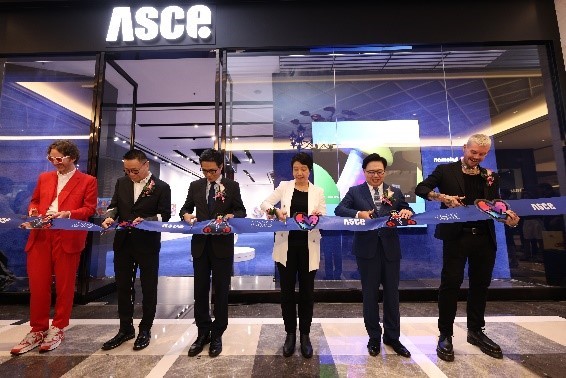 Representatives from the Macao SAR government, senior executives from Sands China Ltd. and Forward Fashion, artist Mr. Philip Colbert (first from left) and Mr. Jason Naylor (first from right) joined together to celebrate the opening of ASCE art hub in Macao