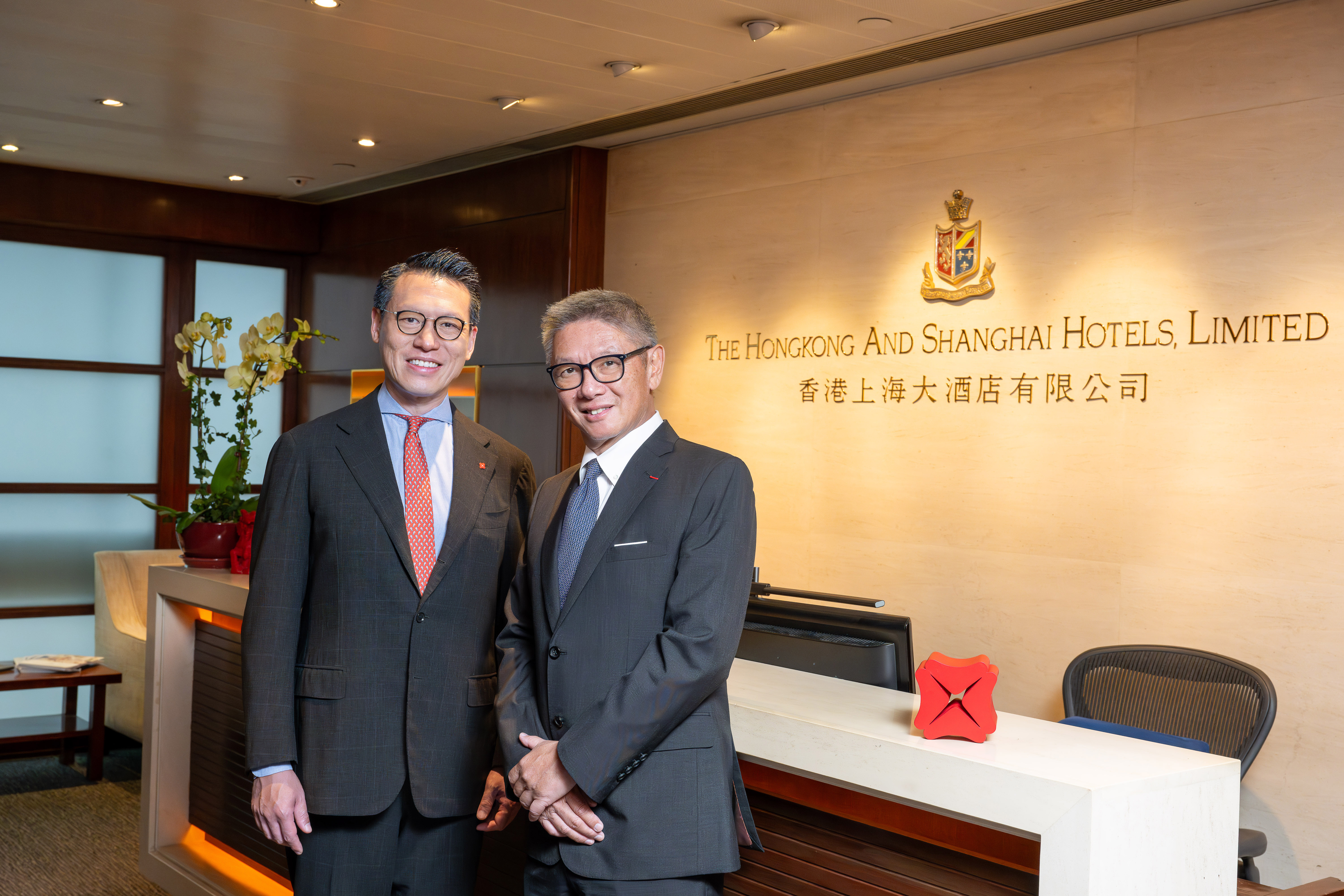 Wallace Lam, Managing Director and Head of Institutional Banking Group of DBS Hong Kong (left) and Clement Kwok, Managing Director and CEO of The Hongkong and Shanghai Hotels, Limited (right) finalised a three-year HK$800 million sustainability-linked revolving credit facility to facilitate HSH’s general corporate purposes, including the refinancing of its existing indebtedness.