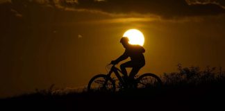 A cyclist tops a hill on a hot day at sunset, Aug 20, 2023, in San Antonio. UN weather agency says Earth sweltered through the hottest summer ever as record heat in August capped a brutal, deadly three months in northern hemisphere (AP Photo/Eric Gay, File)