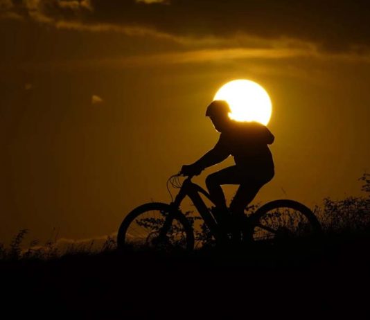 A cyclist tops a hill on a hot day at sunset, Aug 20, 2023, in San Antonio. UN weather agency says Earth sweltered through the hottest summer ever as record heat in August capped a brutal, deadly three months in northern hemisphere (AP Photo/Eric Gay, File)