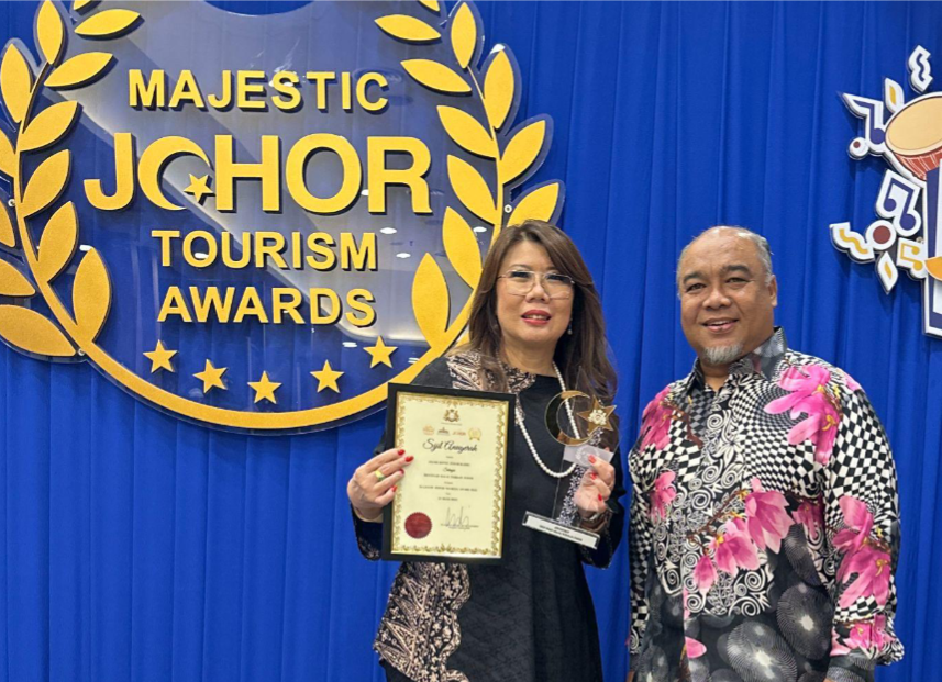 Ms. Pauline Chua, General Manager of Amari Johor Bahru with Tuan Hj Suhairi Bin Hj Hashim, the Tourism Johor Director at the Majestic Johor Tourism Awards Ceremony.