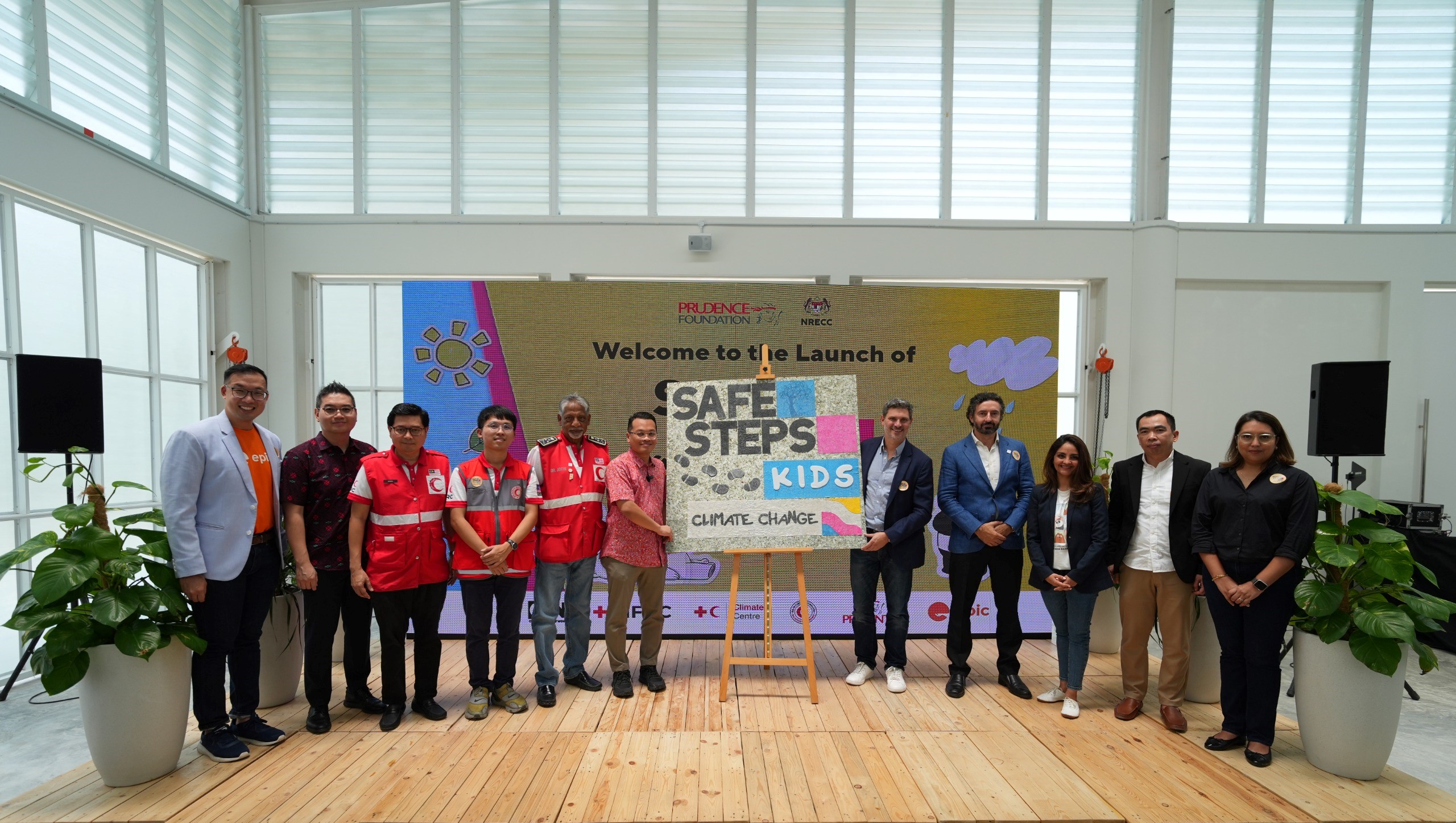 Nik Nazmi (6th from left) and Marc Fancy (5th from right) launching SAFE STEPS Kids Climate Change in Malaysia