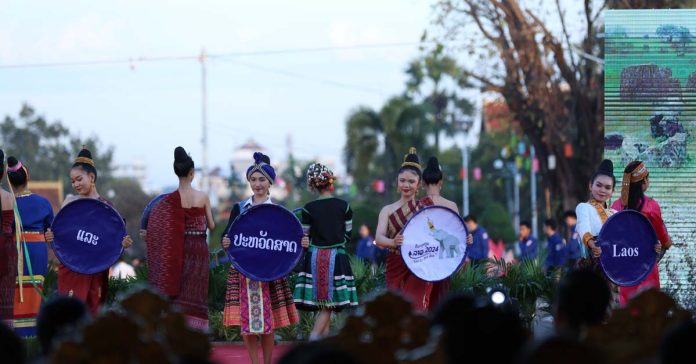 Выступление лаосского танца на открытии фестиваля That Luang и Visit Laos Year 2024, 23 ноября 2023 года (Фото: Чоно Лапуекоу)