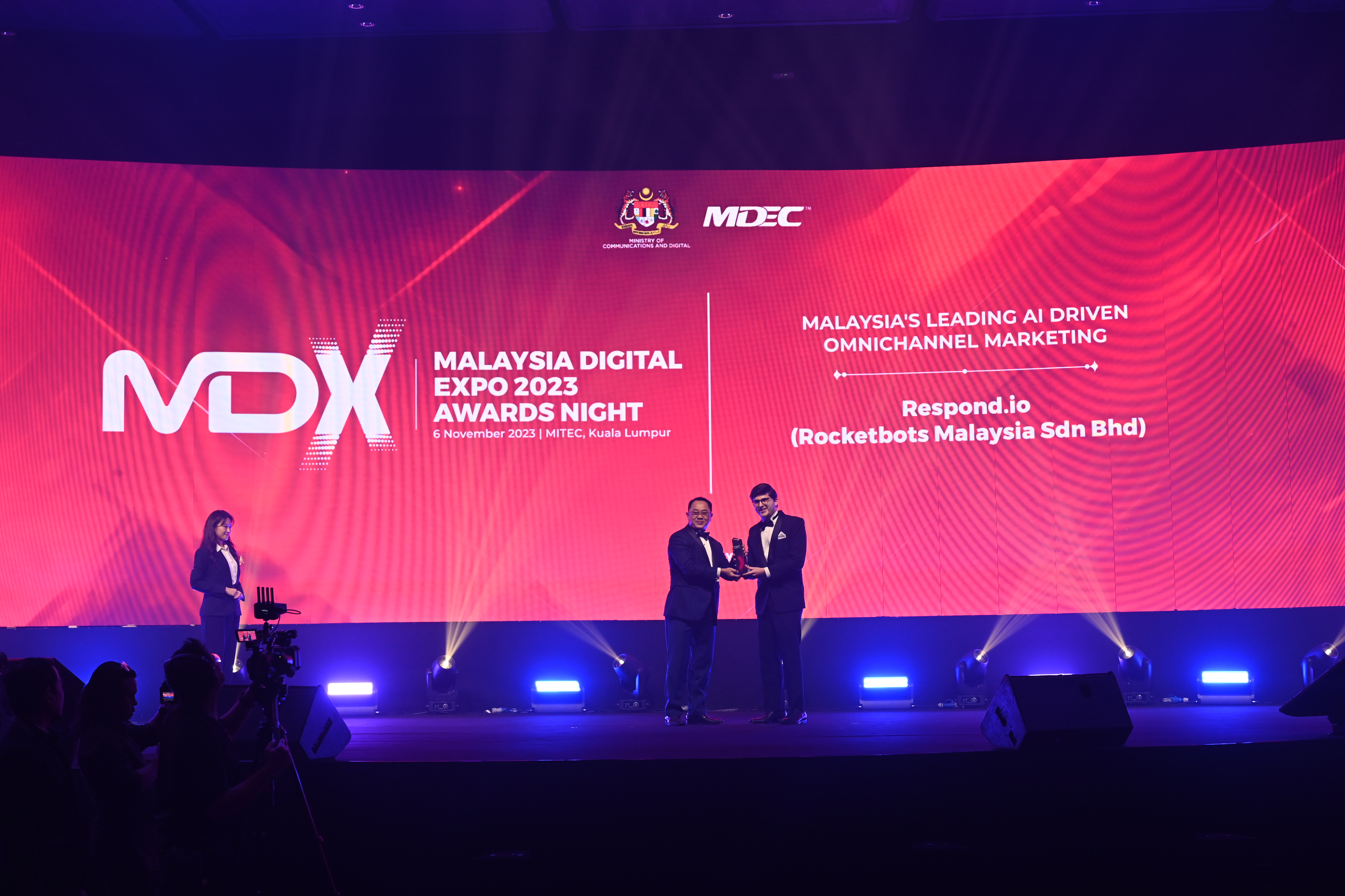 Respond.io CEO, Gerardo Salandra, accepts Malaysia’s Leading AI Driven Omnichannel Marketing Award at the MDX Award Night 2023