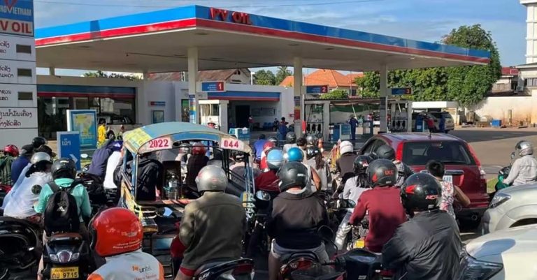 Vehicles Queue Up at Petrol Stations as Vientiane Residents Fear Upcoming Fuel Shortage