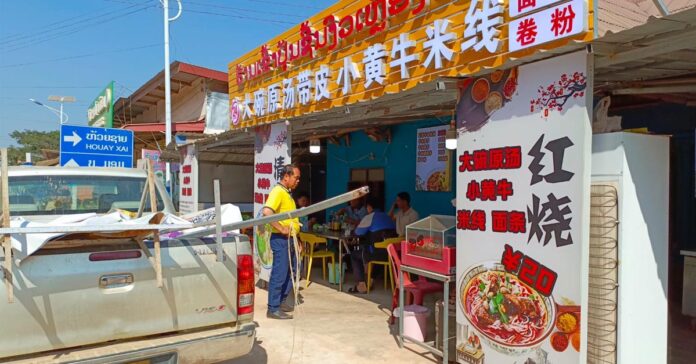Bokeo Province Department Takes Down Illegal Signs in Chinese, Lao to Uphold Regulations