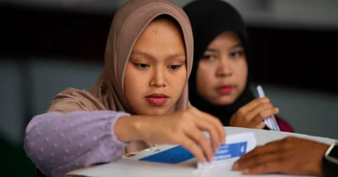 Indonesian Voters Chooses New President in One of the World Largest Elections