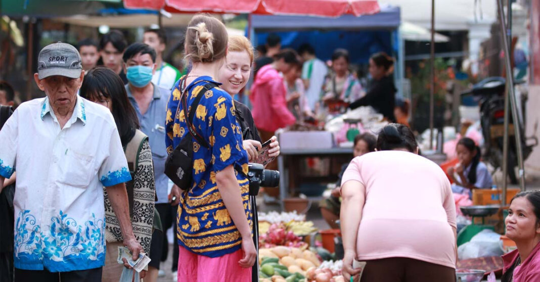 Lao Government Discusses Tourist Visa Exemptions to Attract More Visitors