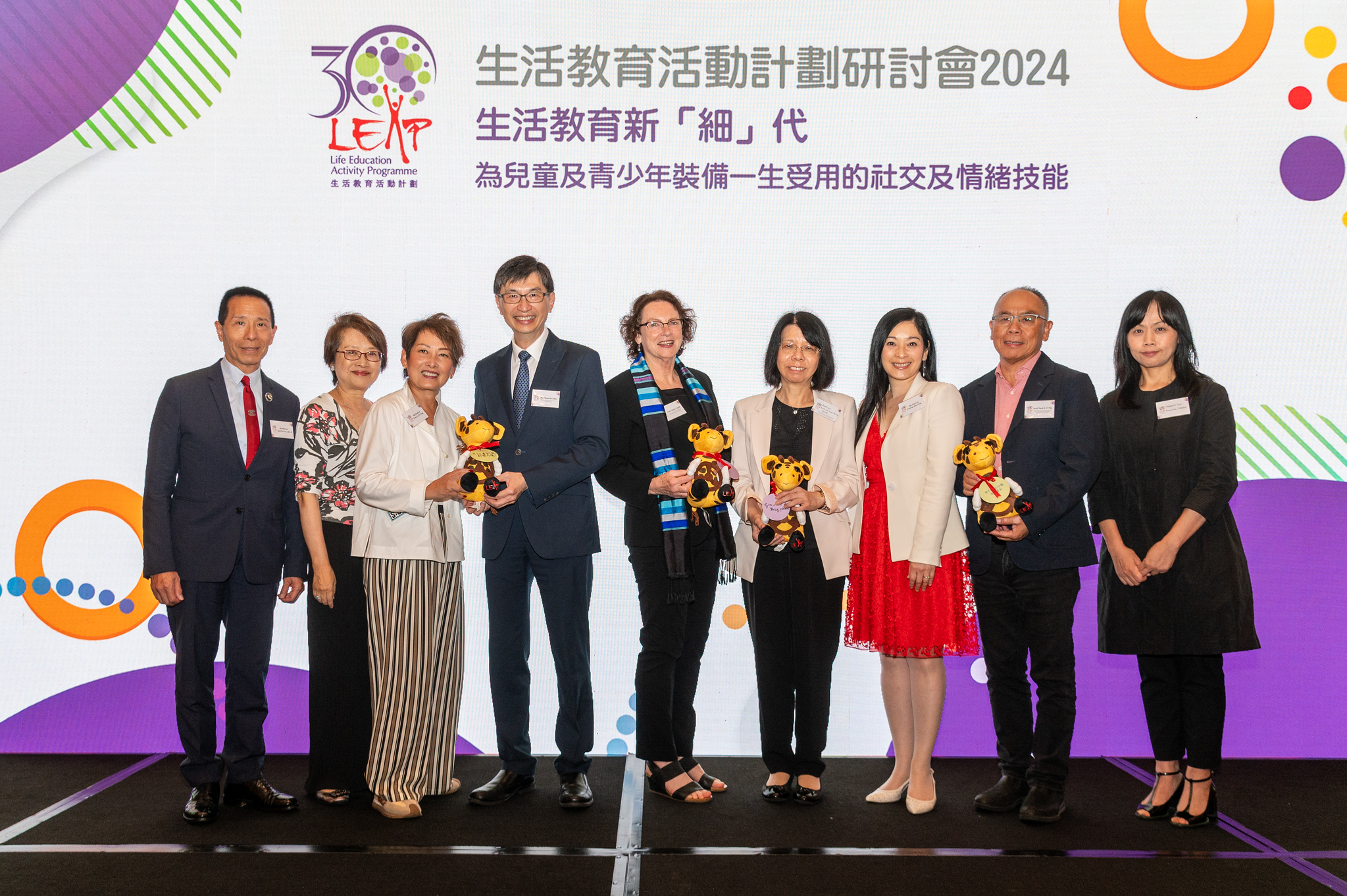 LEAP launched its campaign to promote Social and Emotional Learning programmes in Hong Kong by hosting a forum for teachers and educators. The event was graced by Mr. Chua Hoi-wai, Chief Executive of HKCSS, along with Ms. Patricia Hwang, Chair, and Ms. Stephanie Choi, Executive Director. Also in attendance were Mr. Richard Tang Yat Sun, Ms. Pauline Chan, and Ms. Tammy Fan from LEAP, as well as the guest speakers Professor Helen Cahill, Professor Paul Yip, and Professor Sylvia Kwok, who presided over the opening ceremony of the forum.