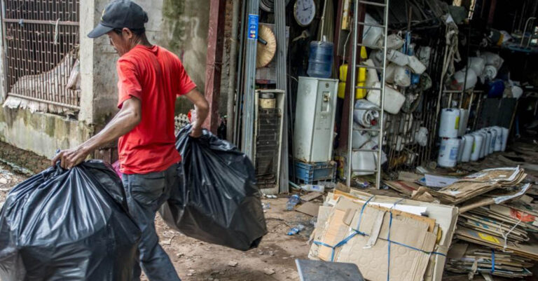 Harsh Conditions for Vientiane’s Garbage Collectors Highlighted in World Bank Report