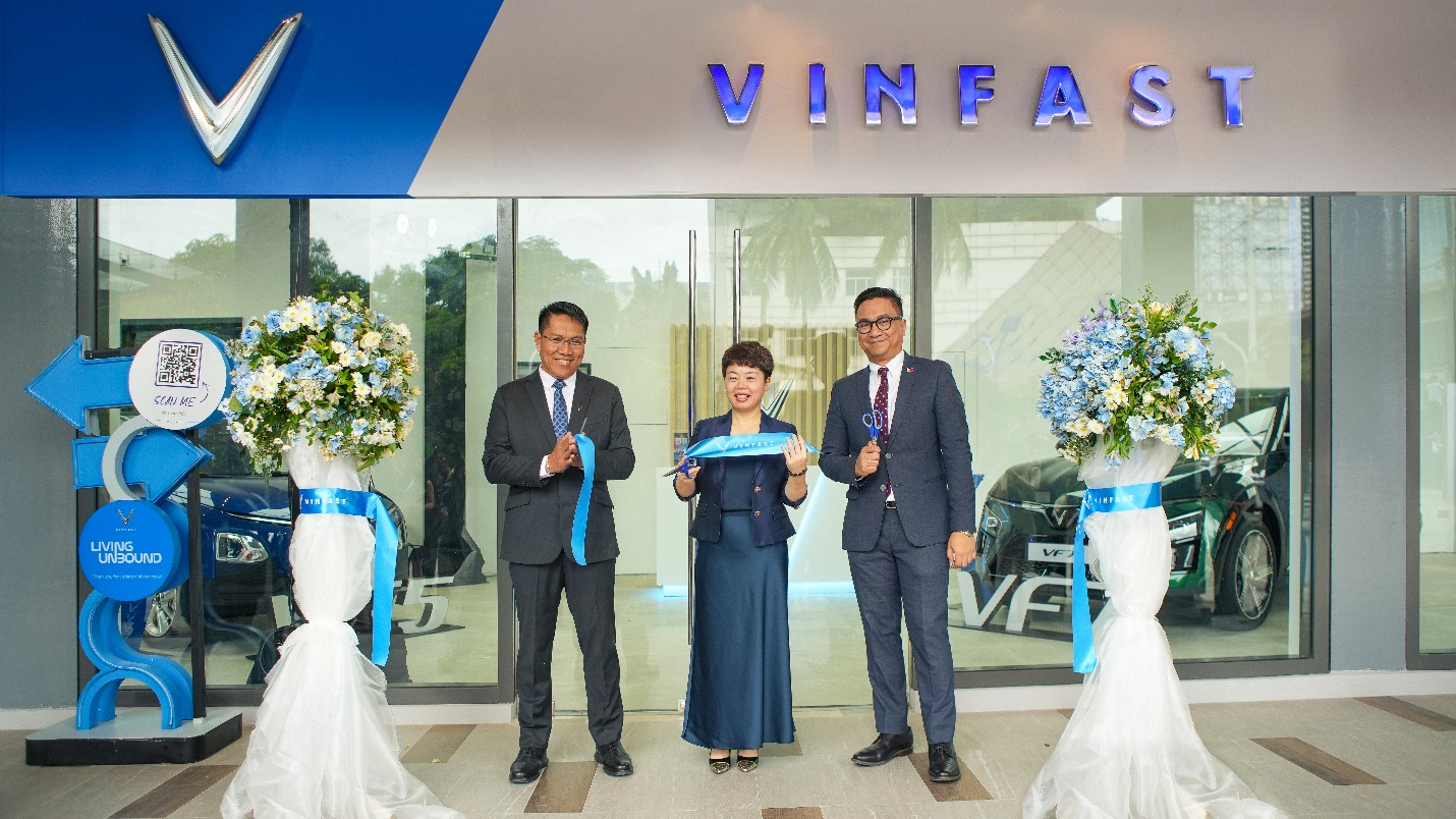 Ms. Nguyen Thi Minh Ngoc – CEO of VinFast Philippines (center) cuts the ribbon to officially inaugurate VinFast's first dealership in the Philippines.