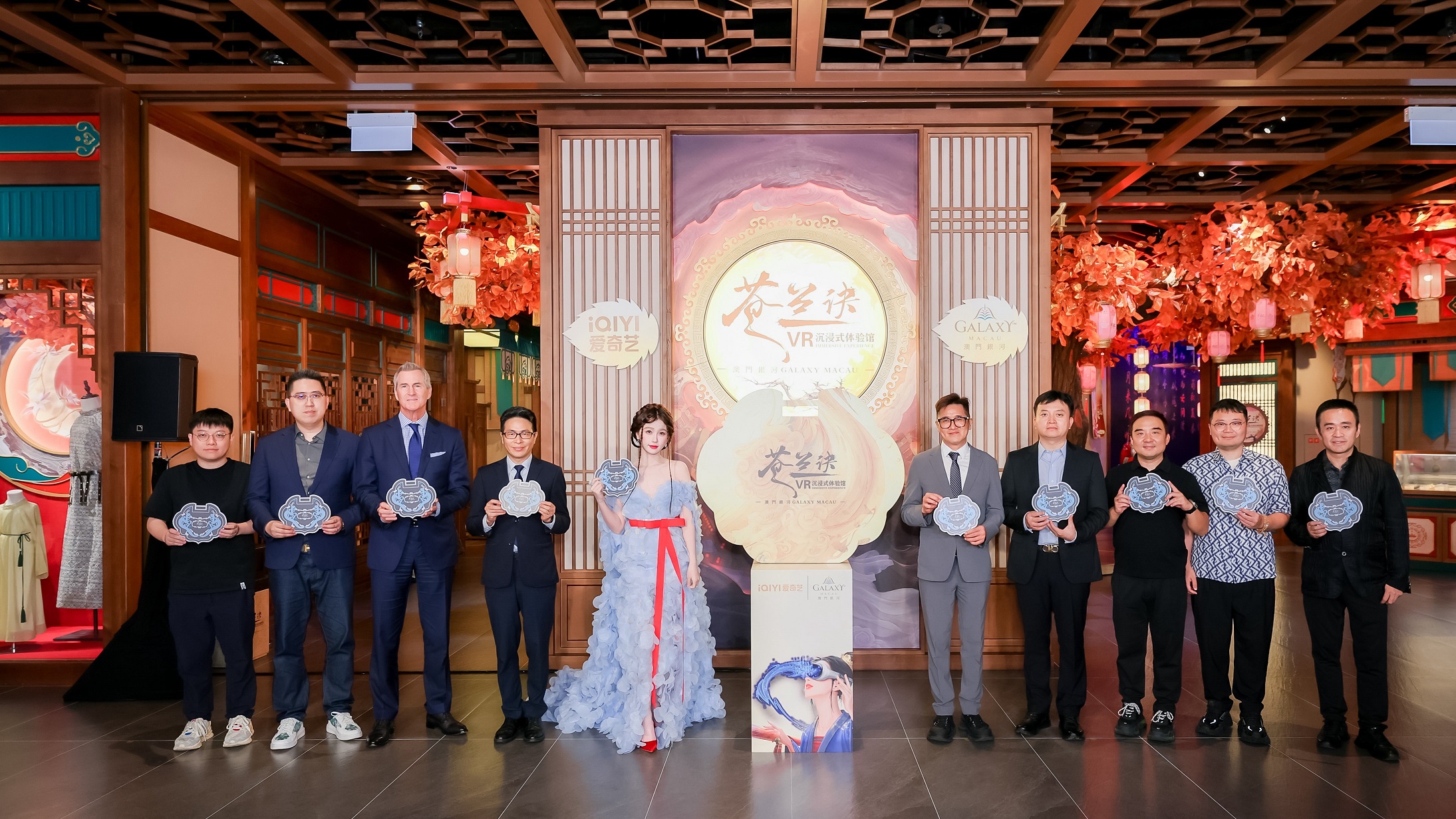 (From left to right) Held on August 9, the opening ceremony of the “Love Between Fairy and Devil” VR Immersive Experience Center was attended by Stefan Wang, Chairman of Stellar Pictures; Jeffrey Jiang, Senior Vice President, Entertainment Services, Galaxy Entertainment Group; Kevin Kelley, Chief Operating Officer–Macau of Galaxy Entertainment Group; Mr. Cheng Wai Tong, Acting Director of the Macao Government Tourism Office; Ms. Esther Yu, the female lead in “Love Between Fairy and Devil”; Mr. Cheang Kai Meng, Vice President of the Cultural Affairs Bureau of the Macao SAR Government; Zhang Hang, Senior Vice President of iQIYI; Chen Xiao, Senior Vice President of iQIYI, Yucheng Zhang, CEO of Stellar Pictures and Hu Shihui, Chairman & CEO of X-META Wonderland.