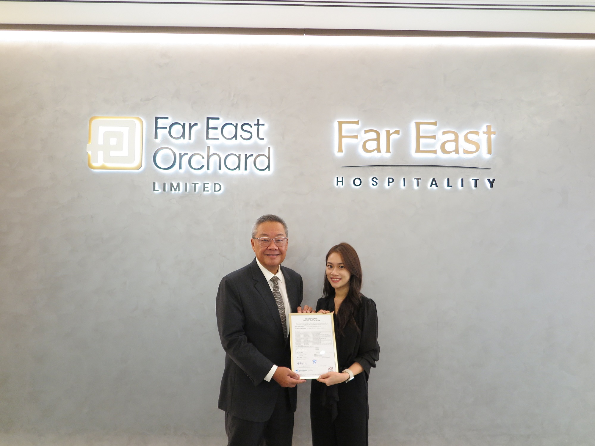 (L to R) Mr Arthur Kiong, CEO of Far East Hospitality, receiving the GSTC certificate from Ms Hooi Kim Yeap, Certification Manager of Control Union Singapore