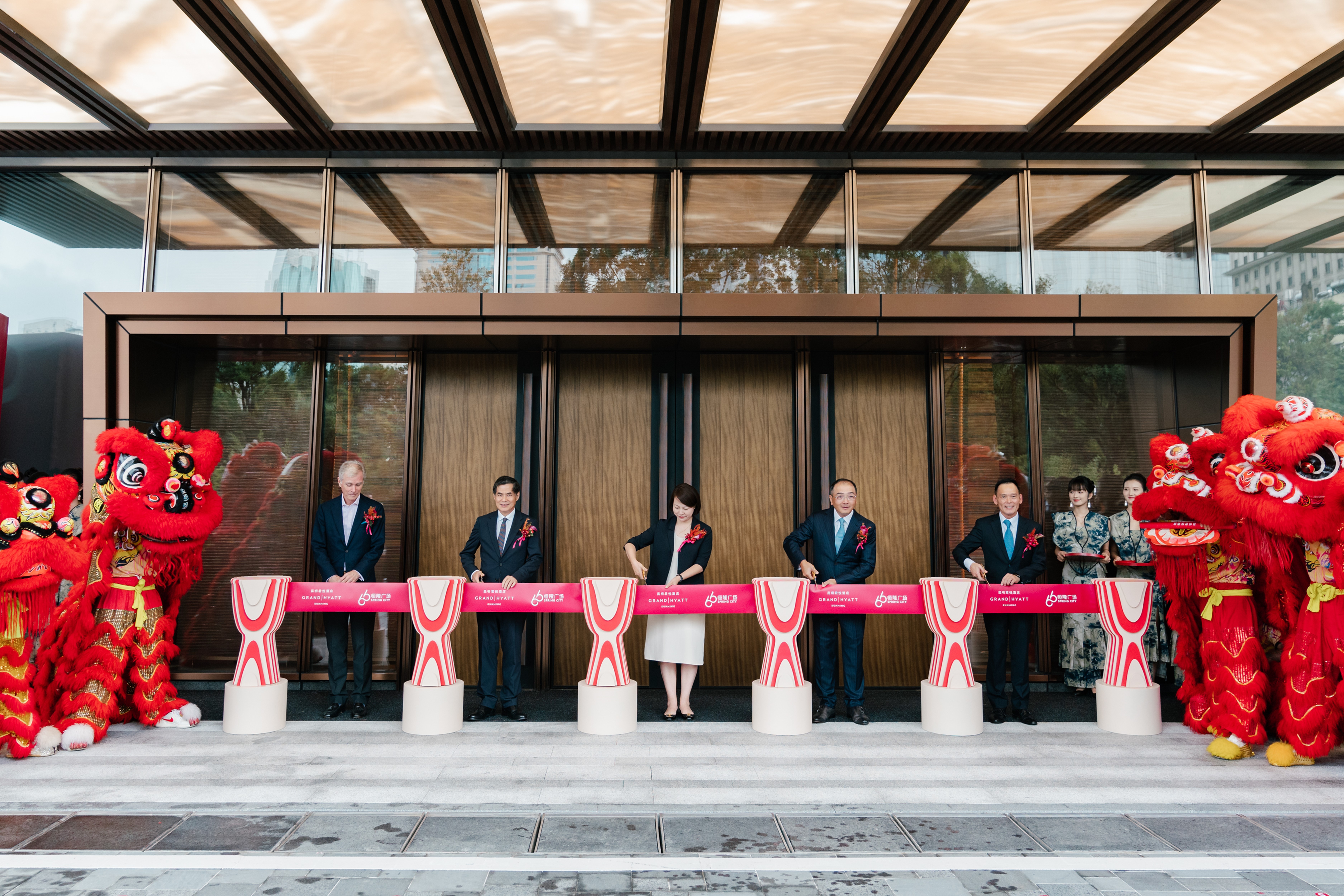 (From left) Mr. Symon Bridle, Consultant – Hotel of Hang Lung Properties; Mr. Stephen Ho, President Greater China and Growth, Asia Pacific at Hyatt Asia Pacific; Ms. Jiang Xiao Qing, Deputy District Mayor of Panlong District of Kunming; Mr. Derek Pang, Senior Director – Mainland Business Operation of Hang Lung Properties and Mr. Louis Low, General Manager at Grand Hyatt Kunming, officiate at the grand opening ceremony of Grand Hyatt Kunming