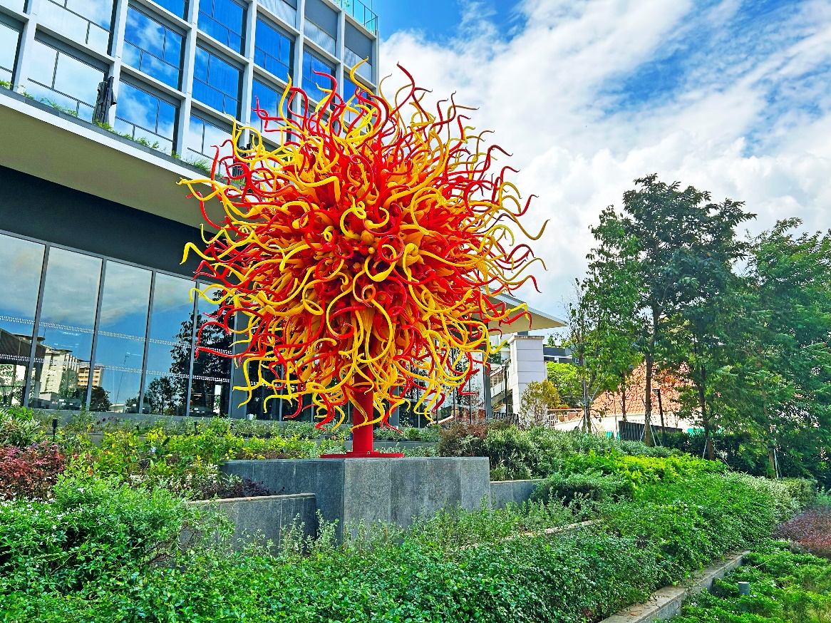 Dale Chihuly's Singapore Sun has brought a vibrant burst of colour to One Holland Village. © 2020 Chihuly Studio