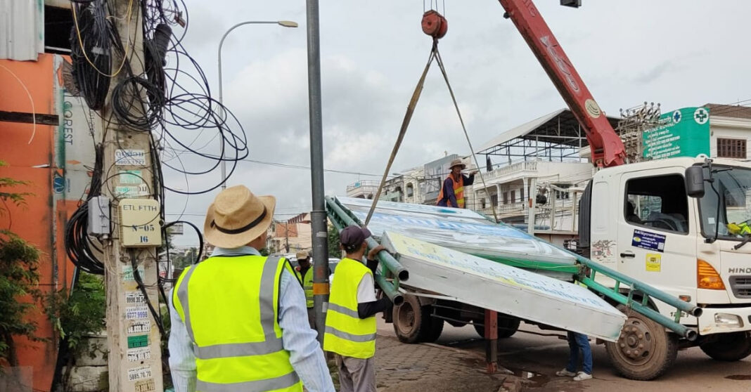 Vientiane Intensifies Illicit Billboard Removal Ahead of ASEAN Summits