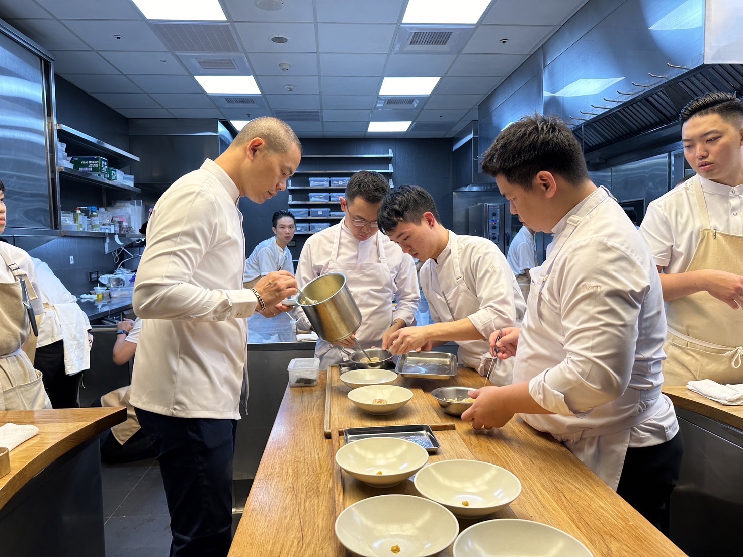 The Ministry of Economic Affairs' Department of Commerce Development has invited Michelin-starred chefs to share their insights and guide high-quality domestic restaurants on their path to earning Michelin stars.