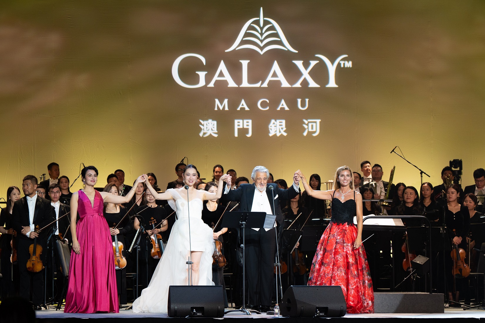 As the night ended, the audience erupted into heartfelt applause, prompting artists and orchestra to return for an encore, during which they totally performed six more of the best-loved opera favourites and famous art songs.