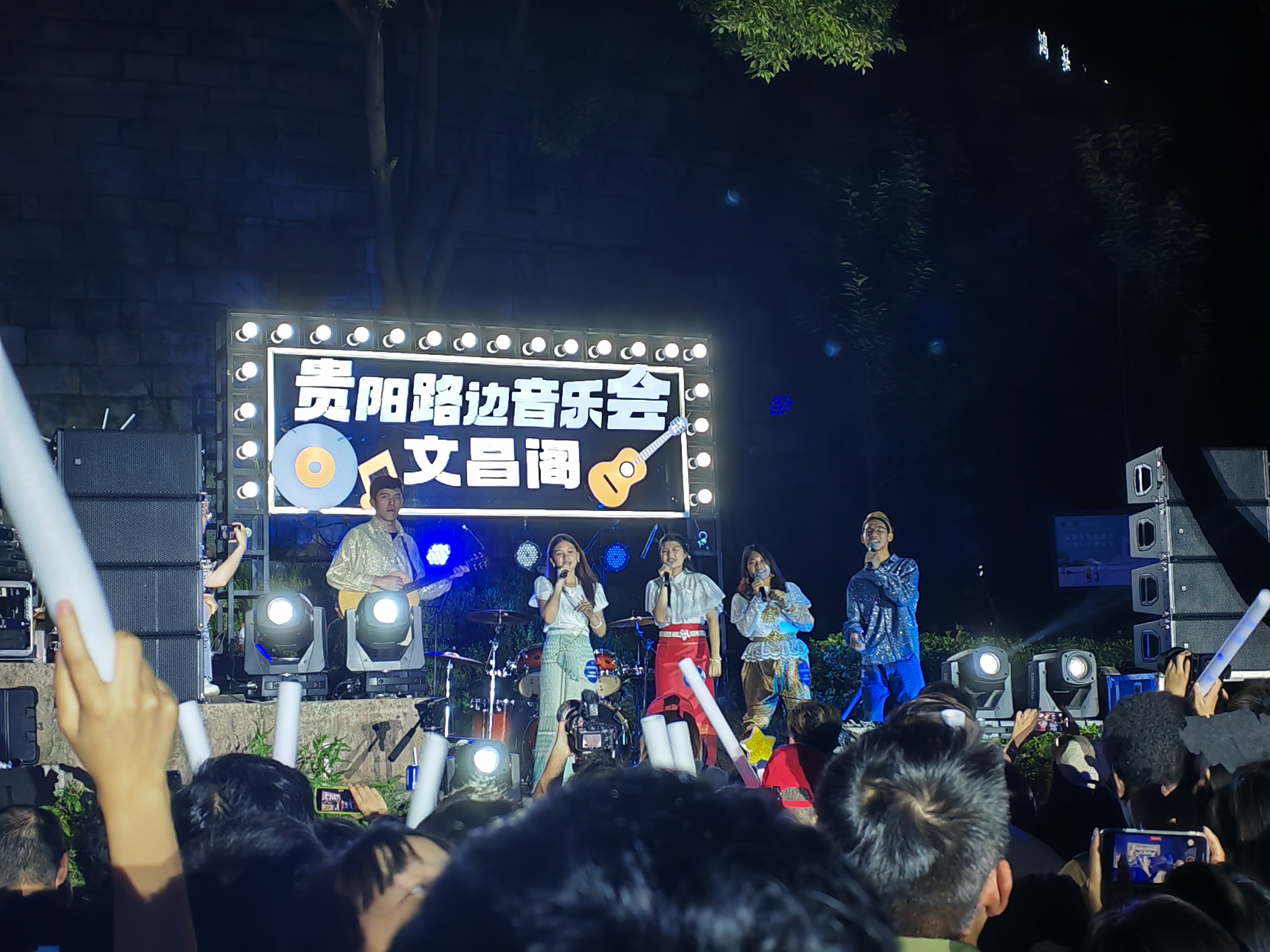 This photo taken on May 24, 2024 shows a roadside concert attended by foreigners at the Wenchang Pavilion in Guiyang City, southwest China's Guizhou Province. (Photo by Wu Si)