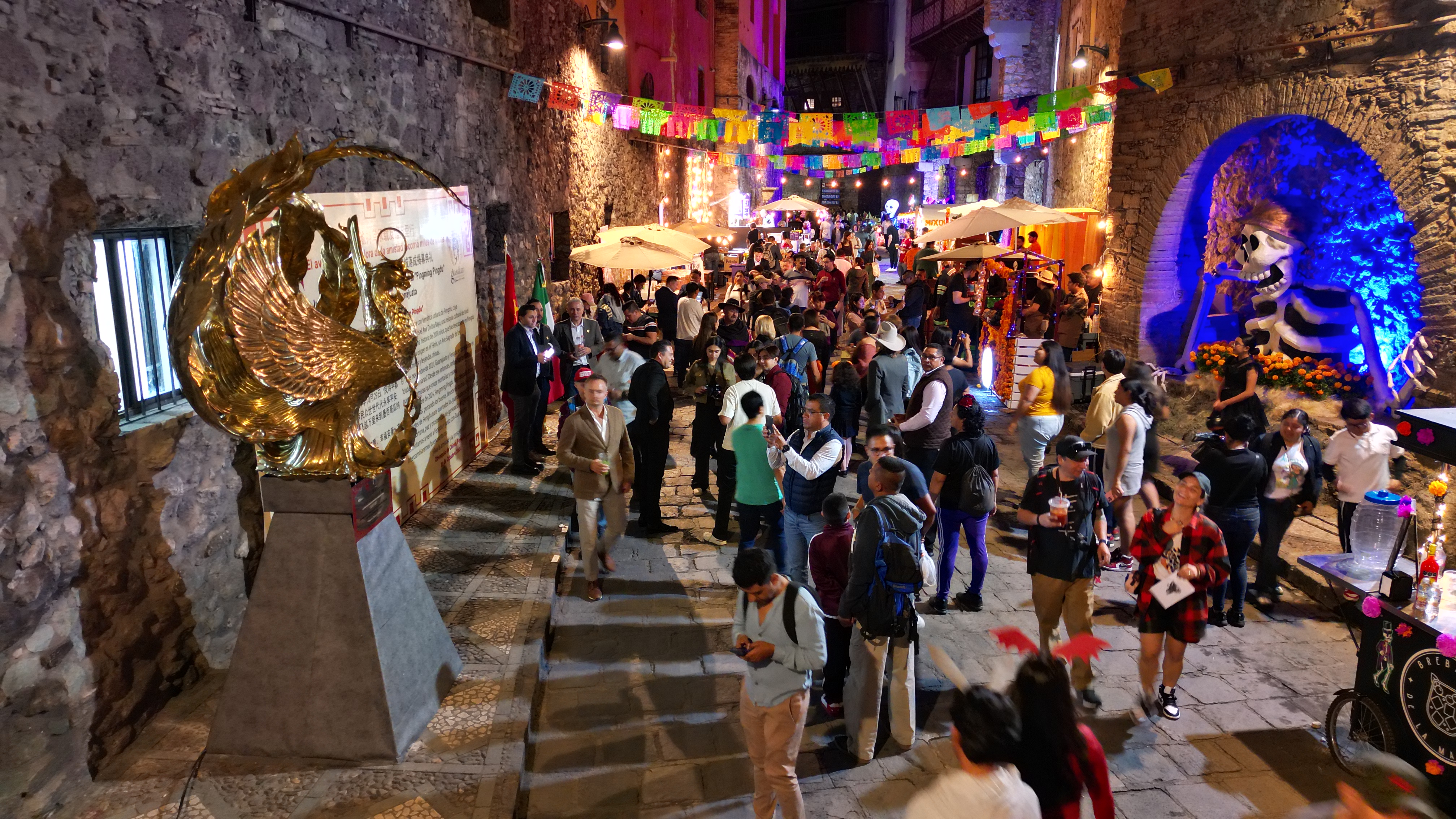 In the afternoon of October 31, in Guanajuato City, Mexico, local residents and tourists take photos with the phoenix sculpture from Fengdu, Chongqing.