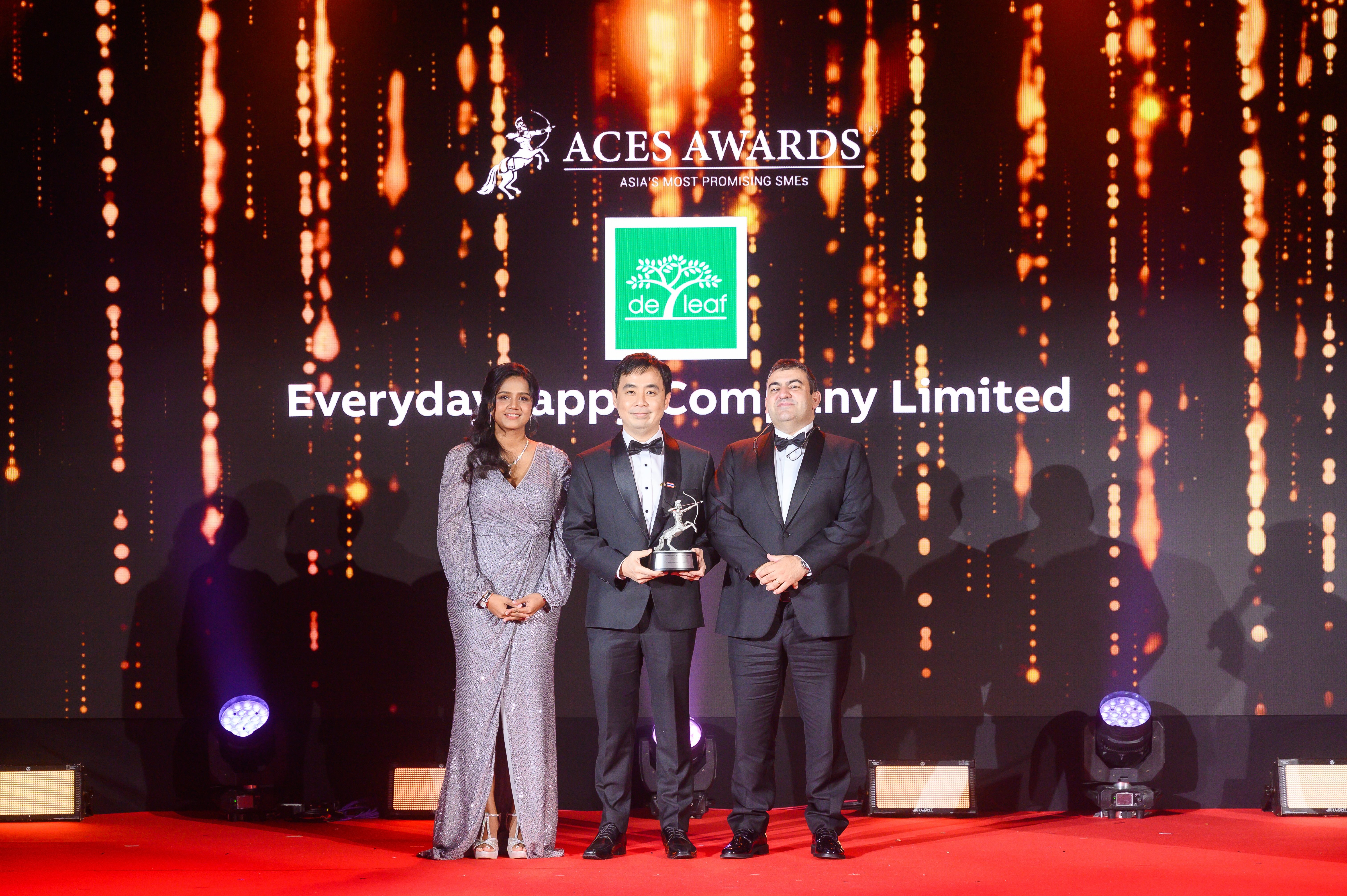 Mr. Supachai Jupanish, General Manager of Everydayhappy Company Limited (centre), proudly receives the Asia's Most Promising SMEs award at the ACES Awards 2024. The accolade was presented by Dr. Shanggari Balakrishnan, President of the ACES Awards (left), and Mr. Luis Bueno Nieto, Advisor to the ACES Council (right), celebrating the company’s exceptional growth and visionary leadership in the SME sector.