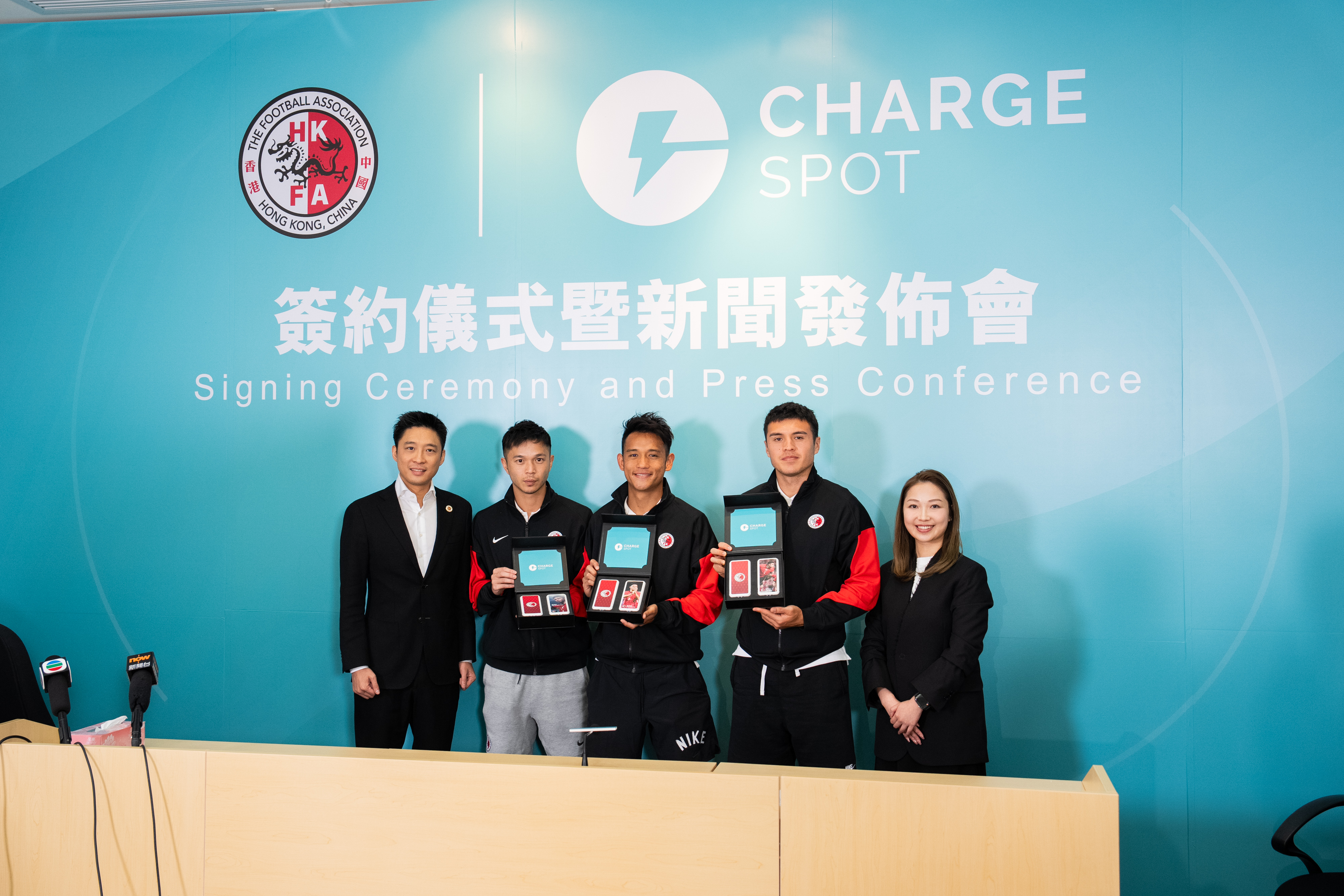 Mr. Eric FOK Kai Shan JP and Ms. Jess CHENG Wai Yin are pleased to announce CHARGESPOT will sponsor the Hong Kong, China Representative Team (HKRT) as HKFA's Official Power Partner. They are joined by HKRT players CHAN Siu Kwan Philip, NGAN Cheuk Pan, and Leon JONES (from left to right) for a group photo.