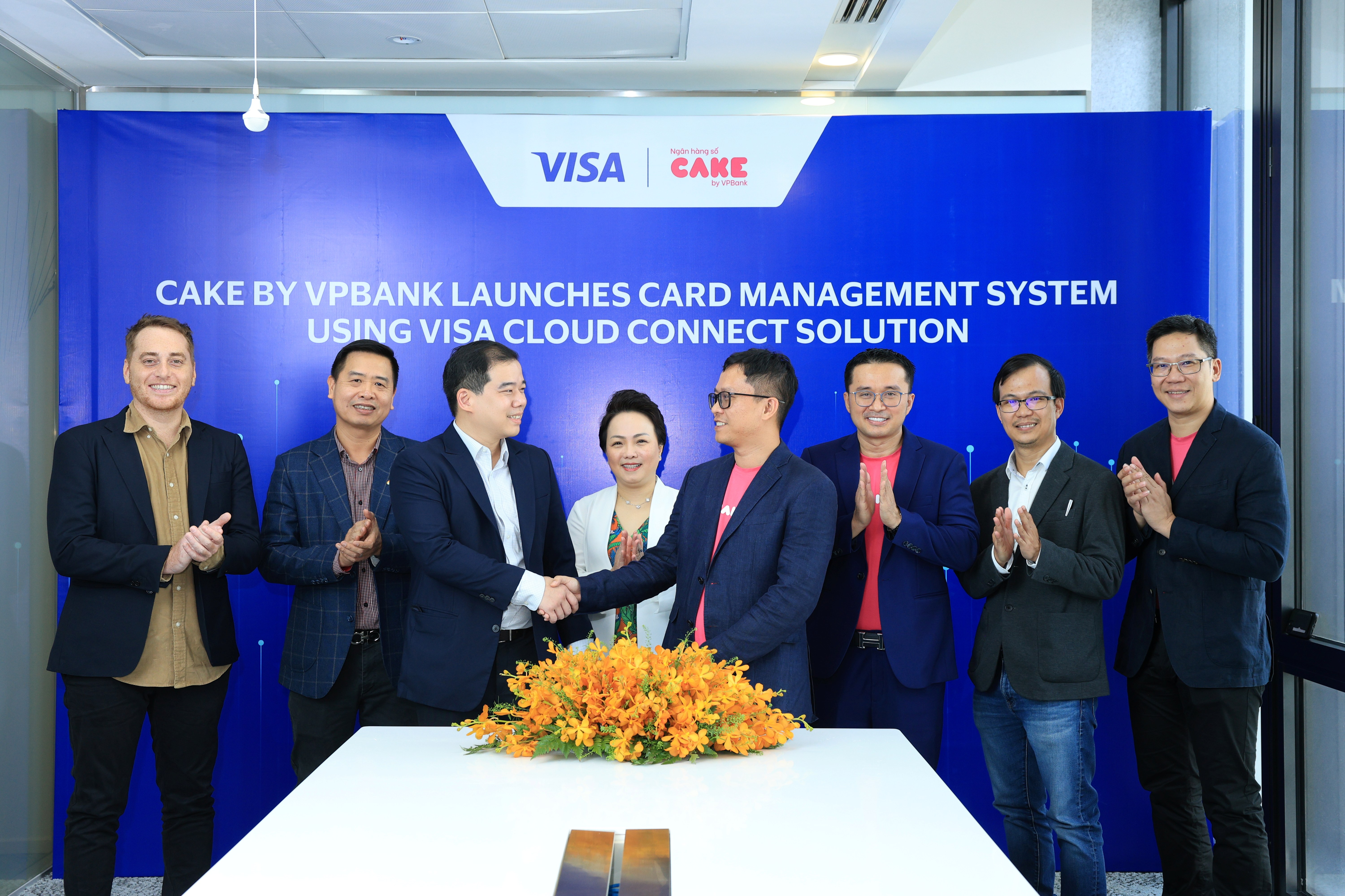 Leaders of Cake, Visa, and Google Cloud in Vietnam at the launch of Cake's full cloud-based card management system.