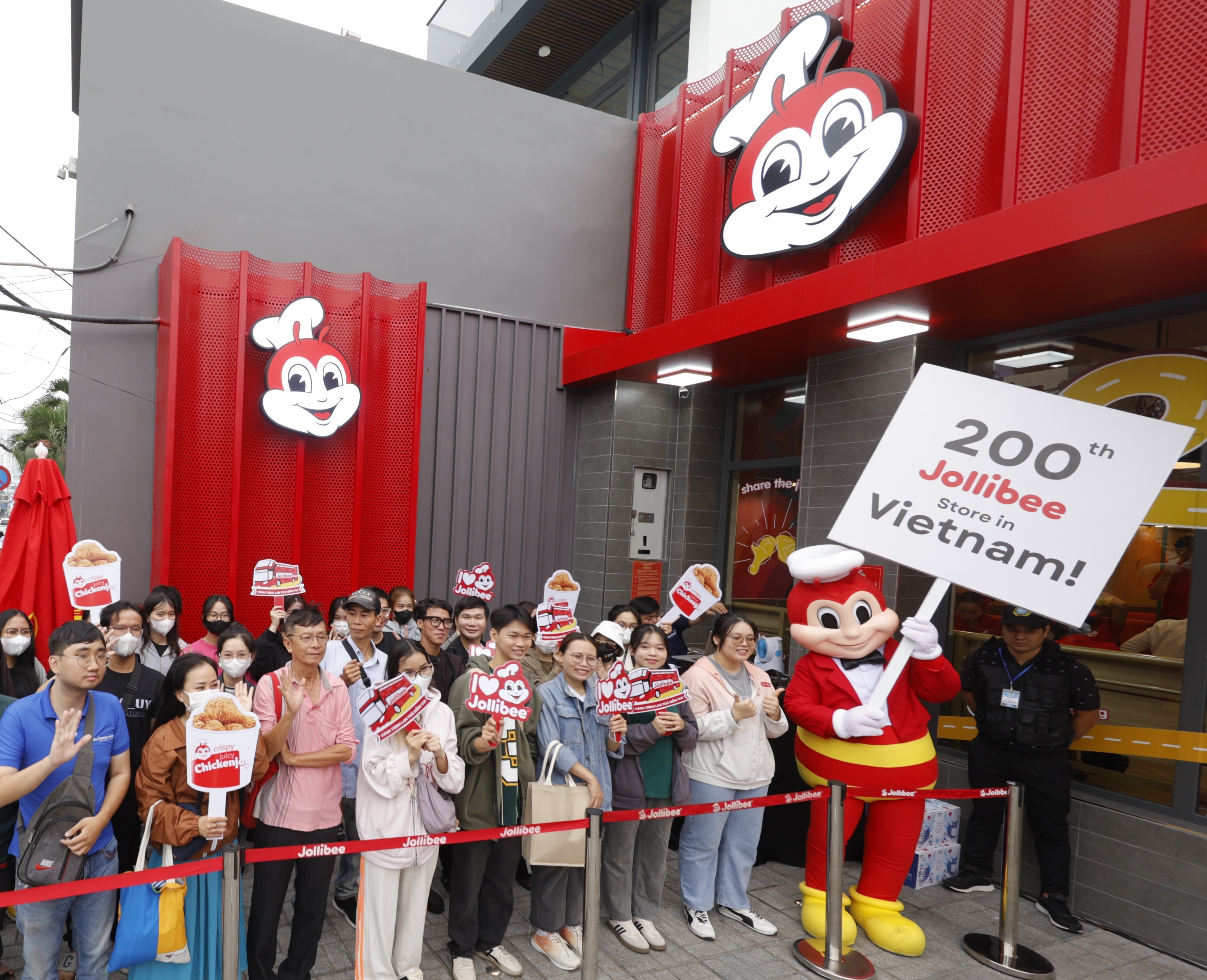 Vietnamese customers eagerly await as Jollibee Vietnam celebrates its 200th store on December 12, 2024 at 704 Hau Giang Street, Ward 12, District 6, Ho Chi Minh City.