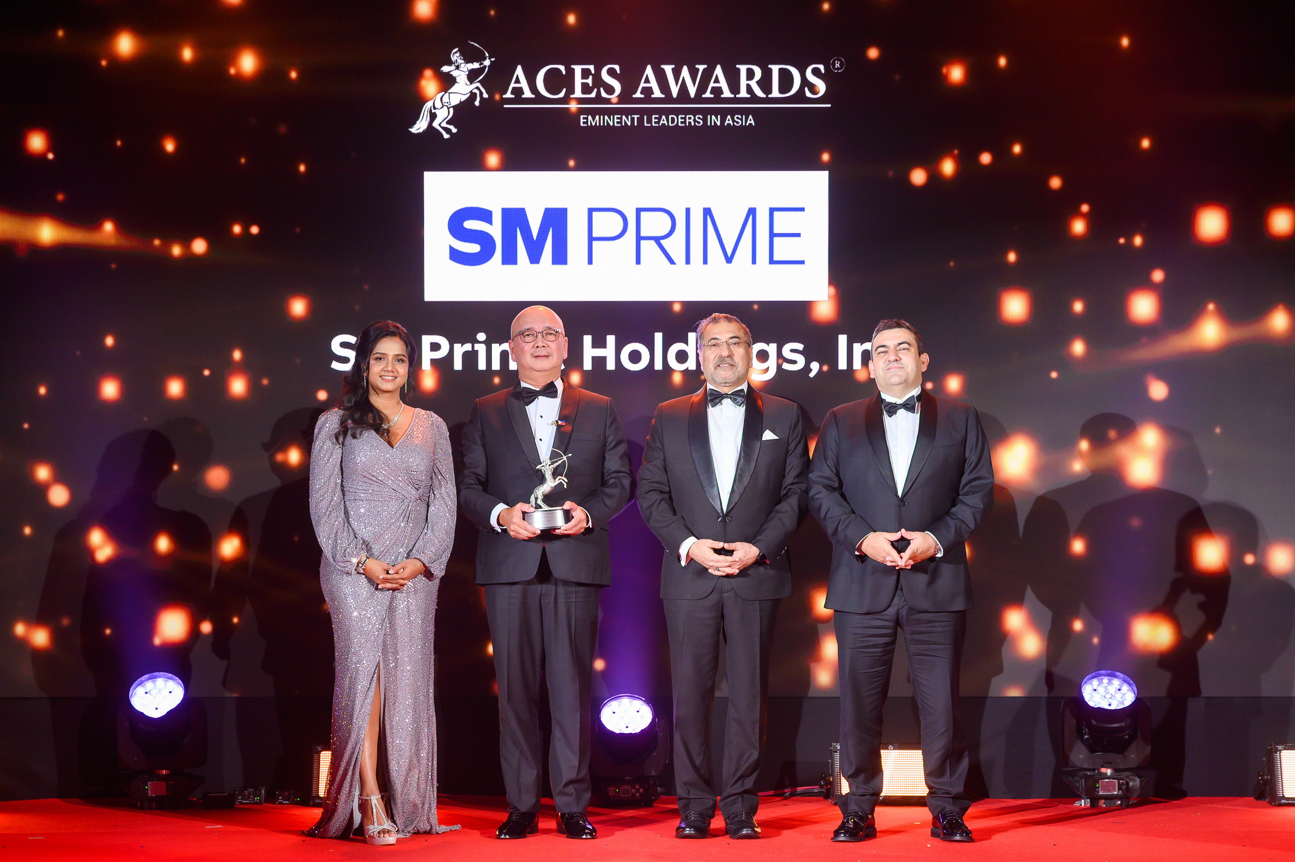 An exceptional moment of recognition: Jeffrey Lim, President of SM Prime Holdings, Inc. (left center), receives the prestigious Eminent Leaders in Asia award at the recently concluded ACES Awards 2024 in Bangkok. As the sole recipient of this coveted honour this year, Jeffrey exemplifies unparalleled leadership and vision. Presenting the award on stage were Dr. Shanggari Balakrishnan, President of the ACES Awards (far left), Hemant Batra, Honorary Chairman of the ACES Council (right center), and Luis Bueno Nieto, Advisor to the ACES Council (far right).