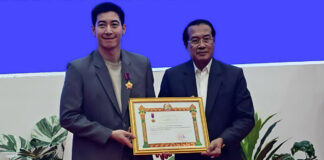 Thai Actor Honored with Labor Medal for Contributions to Khammouane Healthcare