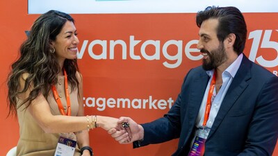 Influencer Safa Al Juboori visited the Vantage booth to interact with the team