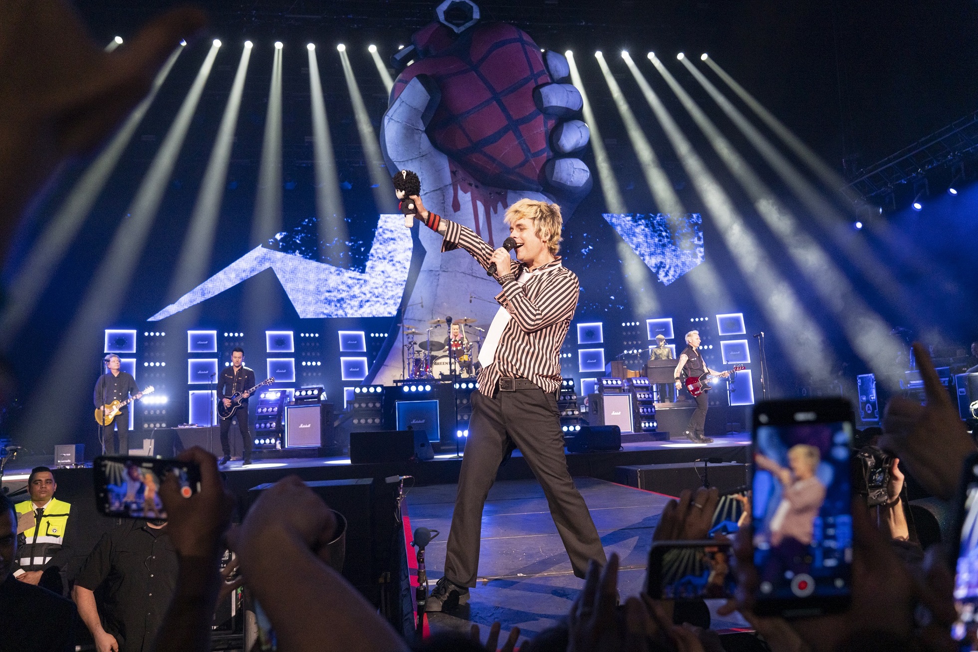 The lead vocalist/guitarist Billie Joe’s unmistakable vocals reverberated throughout the arena.