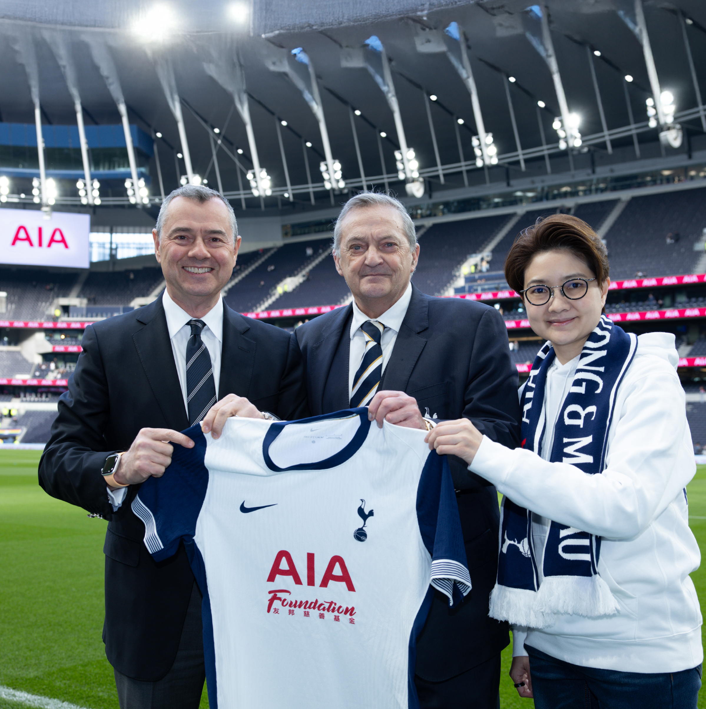 In attendance at the match were Stuart A. Spencer, Chief Marketing Officer at AIA Group (Left), Melissa Wong, Chief Customer and Marketing Officer at AIA Hong Kong and Macau (Right), and Spurs legend Gary Mabbutt (Centre), who were presented with the signed jerseys from the Spurs players.