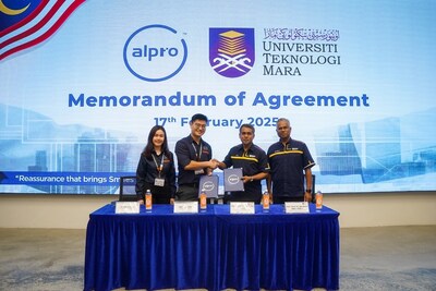 (From left: Mindy Leong (Branding Manager of Alpro Pharmacy); Ostwin Paw ( CEO of Alpro Foundation); Professor Dato. Dr. Yamin bin Yassin (Rector of UiTM Negeri Sembilan); Prof. Dato Dr. Abu Bakar Abdul Majeed (Dean of the Faculty of Pharmacy in UiTM) ) (From left: Mindy Leong (Branding Manager of Alpro Pharmacy); Ostwin Paw ( CEO of Alpro Foundation); Professor Dato. Dr. Yamin bin Yassin (Rector of UiTM Negeri Sembilan); Prof. Dato Dr. Abu Bakar Abdul Majeed (Dean of the Faculty of Pharmacy in UiTM) )