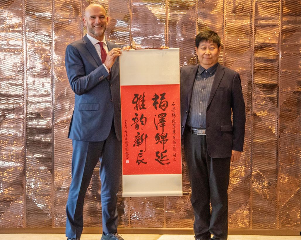 Celebrating the signing of the Artyzen Xi'an hotel management agreement, Mr. Rogier Verhoeven, Executive Director and President of the Group Hospitality Division, Shun Tak Holdings Limited presents to Mr. Yang Zengtian, Chairman of Xi'an Yang's Real Estate with a scroll of elegant cursive Chinese calligraphy signifying good fortune, marking the beginning of a strategic partnership to develop a luxury hotel that celebrates Xi'an's unique cultural heritage and modern charm.