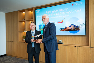 Mr Jeff Sun, President of Hong Kong Airlines, presented a souvenir to Mr Scott Charlton, CEO of Sydney Airport.