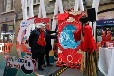 The guests from London lit the starting device together, symbolizing the official opening of the “Magic Door” for cultural exchanges between Chongqing and London.