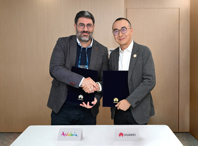 Lisardo Morán, CEO of the Public Entity for the Tourism Management and Sports of Andalucía and Wu Hao, VP of Consumer Cloud Service Global Ecosystem Development & Sales, HUAWEI Consumer BG, during the MOU ceremony. Lisardo Morán, CEO of the Public Entity for the Tourism Management and Sports of Andalucía and Wu Hao, VP of Consumer Cloud Service Global Ecosystem Development & Sales, HUAWEI Consumer BG, during the MOU ceremony.